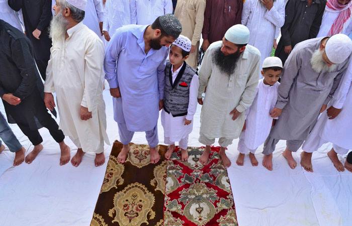 به‌ وێنه‌.. موسڵمانانى جيهان جه‌ژن پيرۆز ده‌كه‌ن